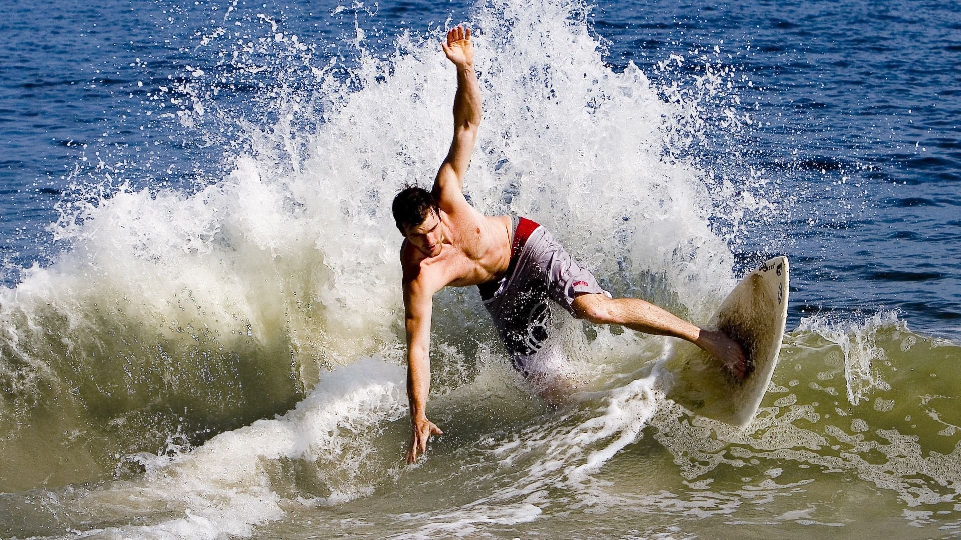 比利时举重选手在比赛中展现出顽强拼搏精神，比利时举重队